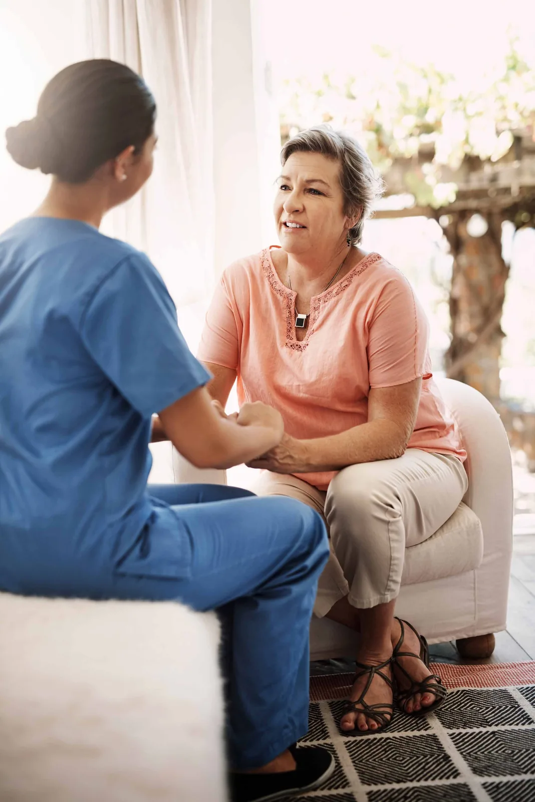 Profesional de salud acompañando a un paciente